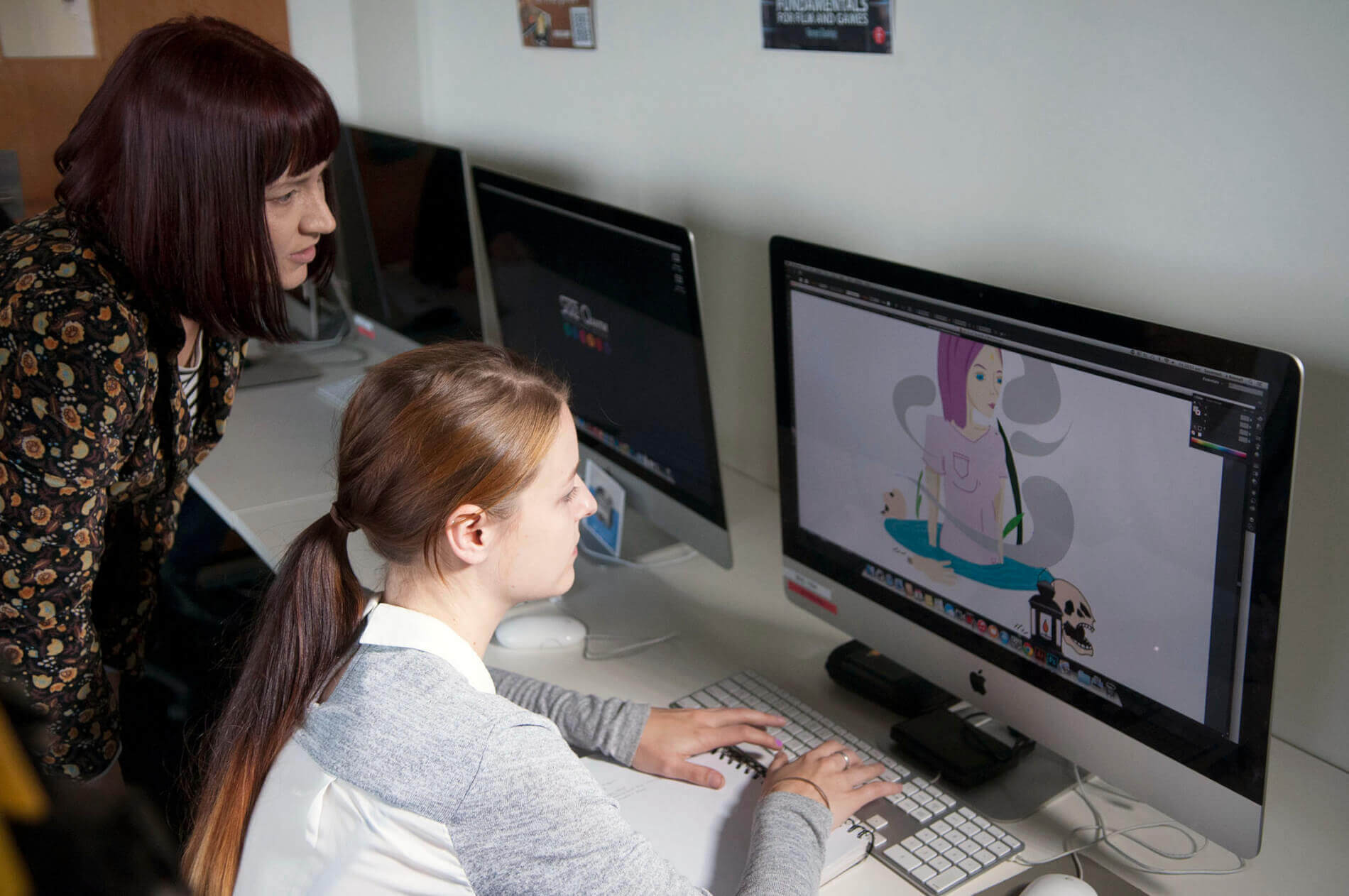 SAE_AUS_Image_BNE_Design_Student_and_Lecturer_in_front_of_Computer