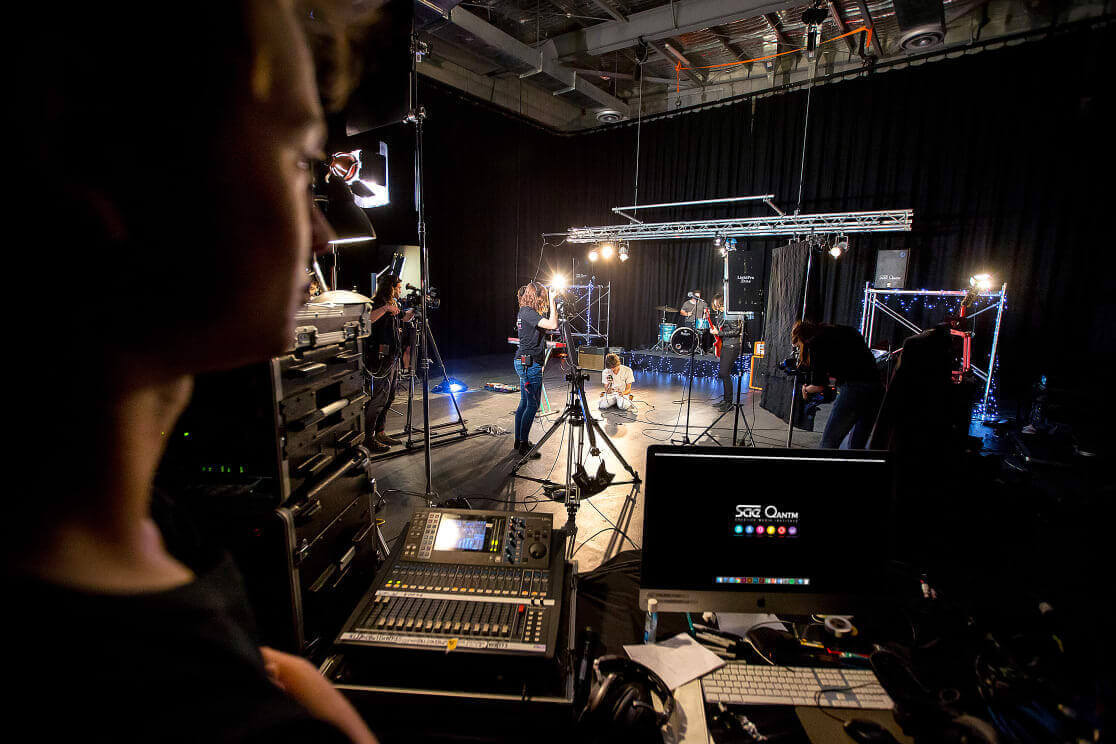 SAE_AUS_Image_BNE_Multi_Multi_Discipline_Students_Performing_in_the_Void